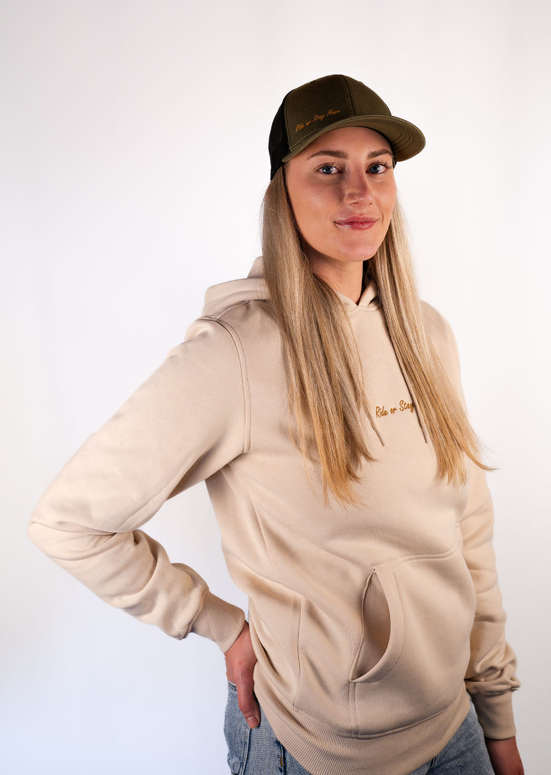 Ride or Stay Home Unisex Trucker Cap Tactical Olive/Schwarz – am weiblichen Model, Vorderansicht