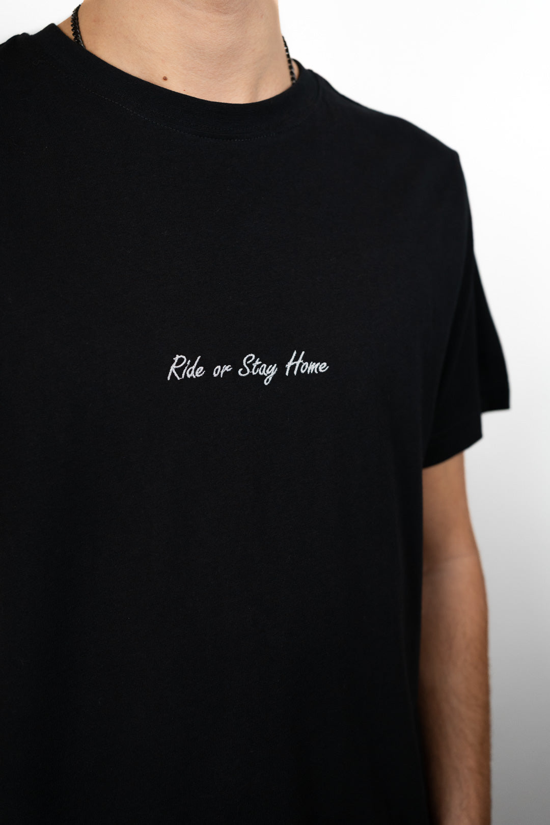 Ride or Stay Home T-Shirt + Trucker Cap Bundle Classic Schwarz – T-Shirt Detail